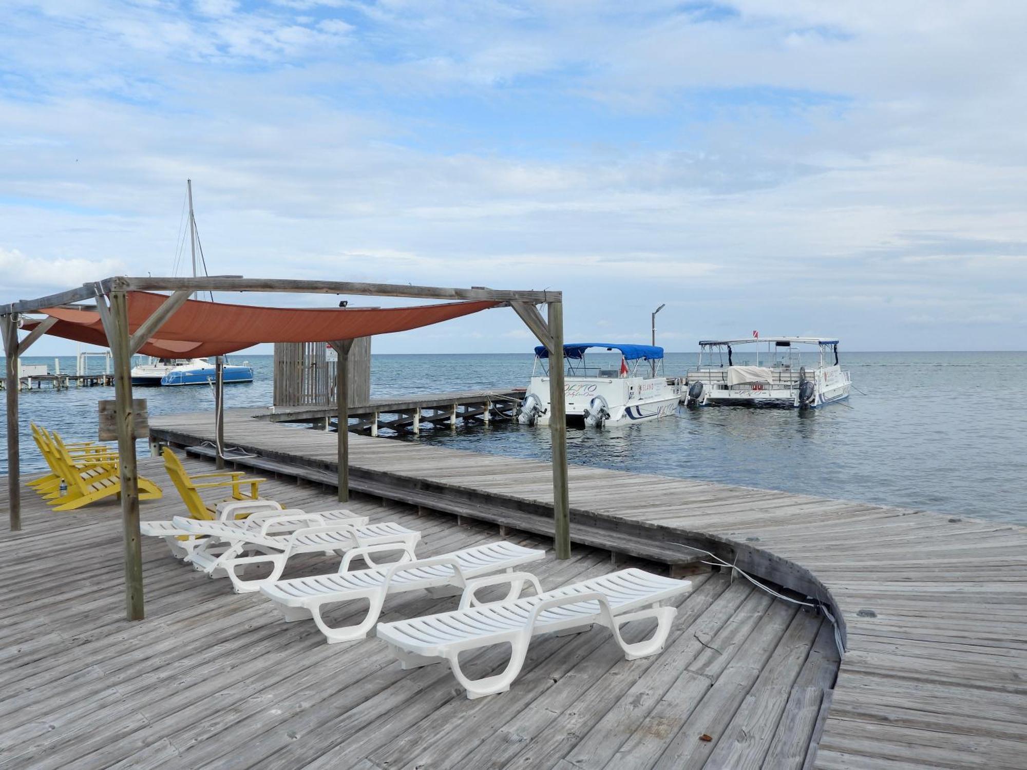 Sandbar Beachfront Hostel & Restaurant San Pedro  Exterior photo