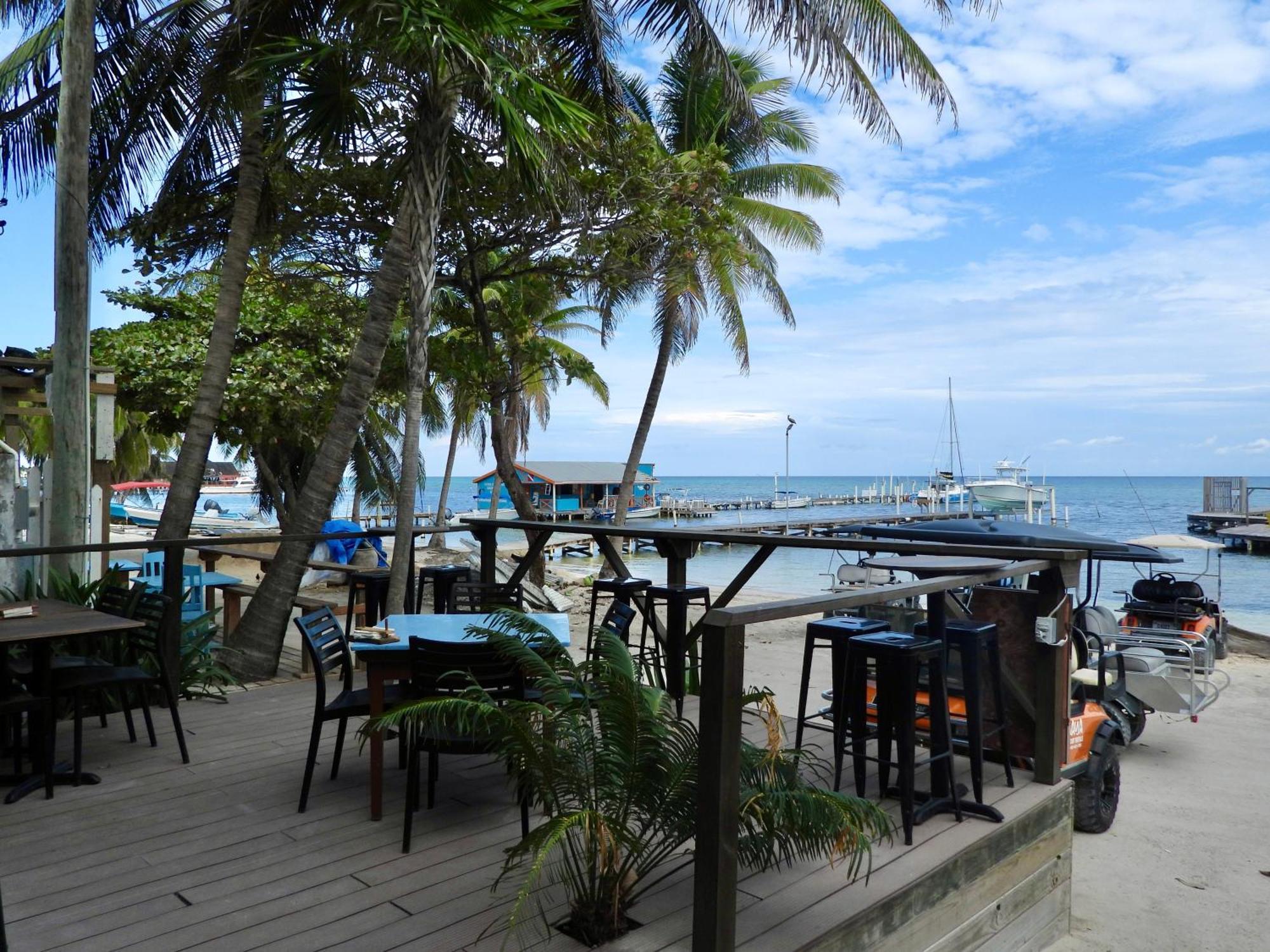 Sandbar Beachfront Hostel & Restaurant San Pedro  Exterior photo